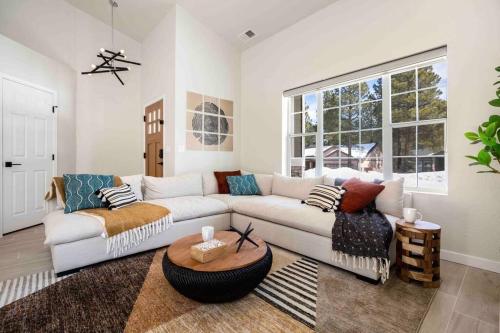 un soggiorno con divano e tavolo di The Rock Trail House+Renovated+Modern+Fireplace+EV+Nice Yard a Flagstaff