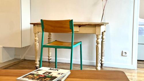 een stoel aan een tafel met een bureau bij Beautiful 1 bedroom in Le Marais in Parijs