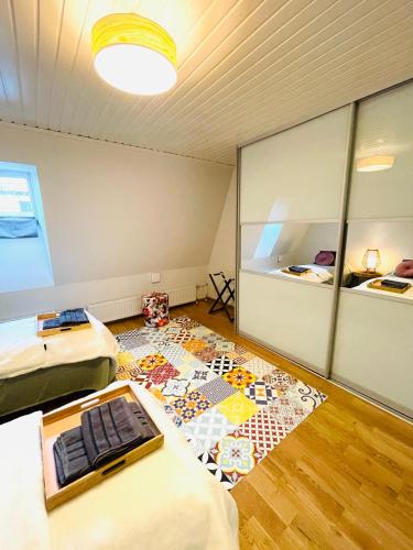 a room with two beds and a glass wall at Kaunis kattohuoneisto Lahden keskustassa in Lahti