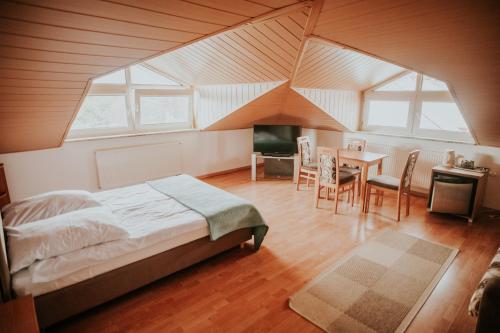 Wiking في ياستراوبيا جورا: غرفة نوم بها سرير وطاولة وكراسي