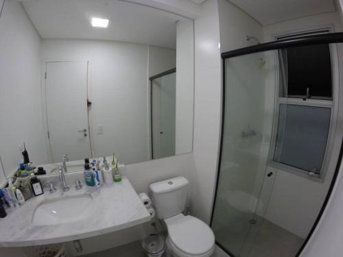 ein Bad mit einem WC, einem Waschbecken und einer Dusche in der Unterkunft Apartamento inteiro aconchegante, ótima localização! in Osasco