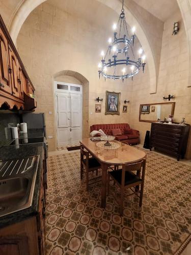 Η κουζίνα ή μικρή κουζίνα στο Cozy Corner House in Valletta - Authentic!