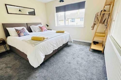 a bedroom with a large bed and a window at King Or Twin Bed In Stylish Home in Nottingham