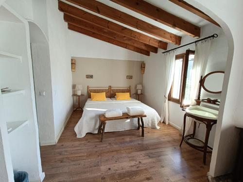 Ένα ή περισσότερα κρεβάτια σε δωμάτιο στο Sa Plana Petit Hotel