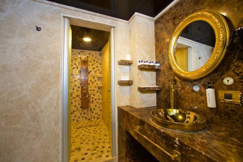 een badkamer met een wastafel en een douche bij Continent Hotel Atasehir in Istanbul