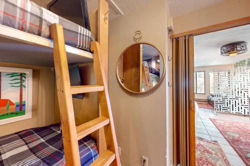 ブライアン・ヘッドにあるTimberbrook #110Bの二段ベッドと鏡が備わる客室です。