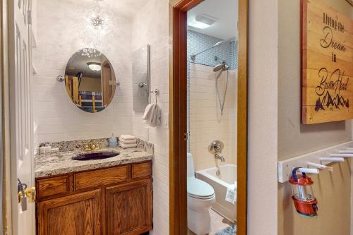 ein Badezimmer mit einem Waschbecken, einem WC und einem Spiegel in der Unterkunft Timberbrook #110B in Brian Head