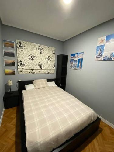 ein Schlafzimmer mit einem Bett mit einer karierten Decke in der Unterkunft Piso en el corazón de A Coruña. in A Coruña