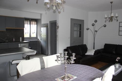 une cuisine et un salon avec une table et un canapé dans l'établissement Gite Des 3 Chateaux, à Ribeauvillé
