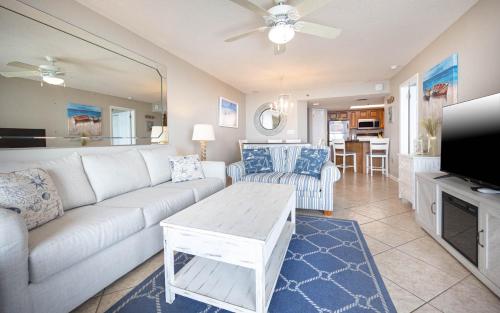 een woonkamer met een bank en een tafel bij Phoenix VII 7613 condo in Orange Beach