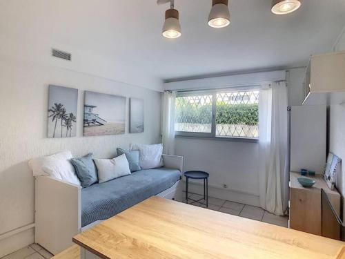 GOLFE JUAN Studio dans résidence avec piscine