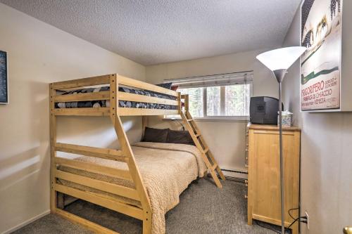 1 dormitorio con litera y escalera en Incline Village Condo with Deck 1 Mi to Lake Tahoe, en Incline Village