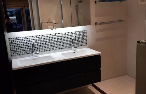 a bathroom with two sinks and a mirror at Beekzicht in Haaksbergen