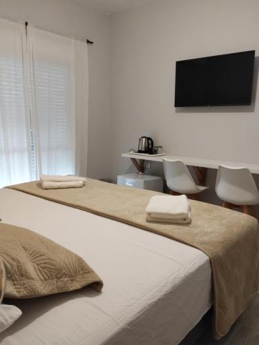 Laguna Suites في ميرامار: غرفة نوم بسريرين وتلفزيون بشاشة مسطحة
