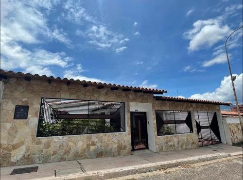 ein Gebäude mit zwei Seitenfenstern in der Unterkunft Casa en San Cristóbal, urb los naranjos in San Cristóbal