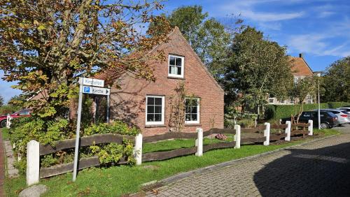 une clôture en bois devant une maison dans l'établissement RIKES HUS, à Nesse