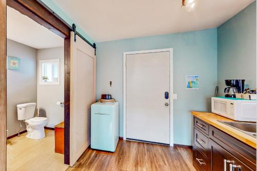 uma cozinha com um frigorífico e um WC em Breakwater Inn - Zaunder Condo #1 em Grayland