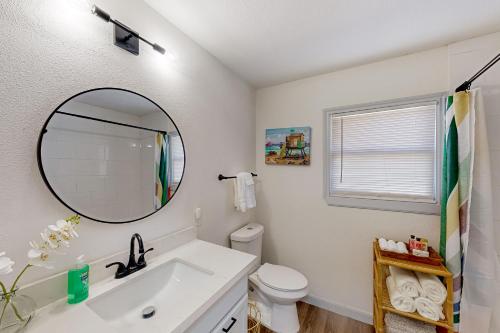 貝城的住宿－Bay City Bungalow，白色的浴室设有水槽和镜子