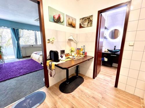 Habitación con baño con escritorio y espejo. en The Stylish&Cozy Apartment with 37㎡ in District 1, en Düsseldorf