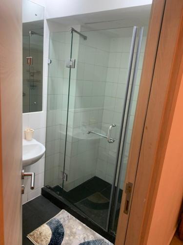 bagno con doccia in vetro e lavandino di CityView Apartment a Accra