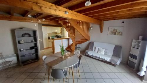 un salon avec une table et un canapé dans l'établissement Gîte des Cardonnières, à Carennac