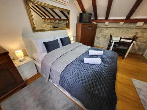 um quarto com uma cama grande com duas toalhas em Green Exclusive Apartments em Dubrovnik