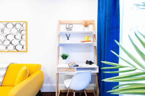 een kamer met een bureau en een gele stoel bij 69-4C PRIME Lower East Side 1br Apt Brand New in New York