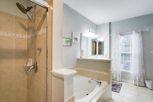 ein Badezimmer mit einer Dusche, einem Waschbecken und einer Badewanne in der Unterkunft Suburban Bethany Beach House Less Than 4 Mi to Ocean! in Millville