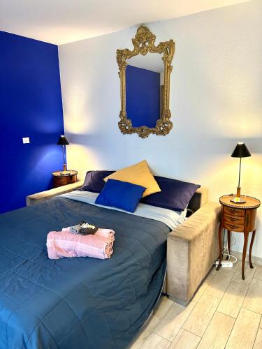 une chambre avec un lit avec un miroir au mur dans l'établissement SuperbeStudio in Nice - 450m of the sea- garden view, à Nice