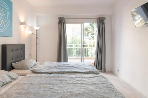 a bedroom with a large bed and a window at Hotel Beetroot ,jedes Zimmer verfügt über Smart TV,Regendusche und Balkon in Llucmajor