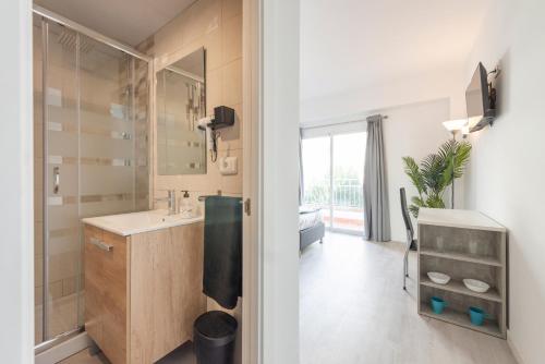 a bathroom with a sink and a mirror at Hotel Beetroot ,jedes Zimmer verfügt über Smart TV,Regendusche und Balkon in Llucmajor