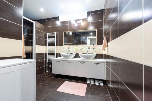 ein Badezimmer mit 2 Waschbecken und einem Spiegel in der Unterkunft Central Martin 3-Bed Bliss: Modern & Spacious in Martin