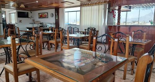 a dining room with tables and chairs in a restaurant at Recreo Hotel in Trujillo