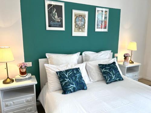 バーリにあるWelcome to Bariのベッドルーム1室(青い壁の白いベッド1台付)