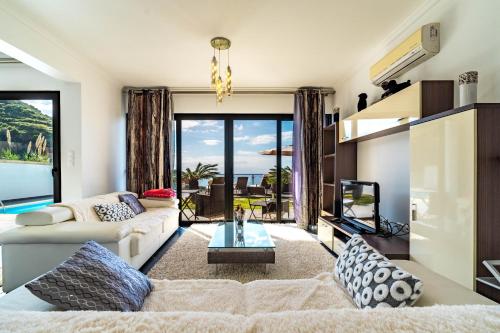 Et opholdsområde på Villa Alex,pool and ocean view