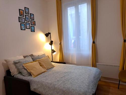 une chambre avec un lit et une fenêtre dans l'établissement Appartement Vieux-Port, à Marseille
