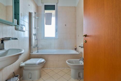 波隆那的住宿－Masini House [Bologna Station-Center-Fiera]，带浴缸、卫生间和盥洗盆的浴室