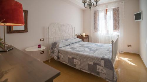 ポリニャーノ・ア・マーレにあるIl Vicolettoのベッドルーム1室(ベッド1台、テーブル、窓付)