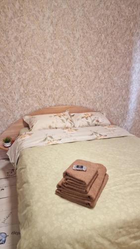 ein Bett mit einer Decke und einem Handtuch darauf in der Unterkunft Bellaroom Sofia airport in Sofia
