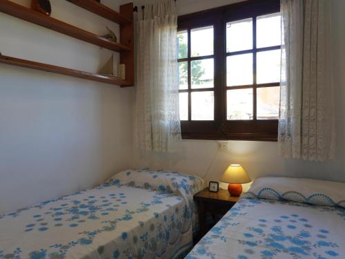 מיטה או מיטות בחדר ב-Casa L'Estartit, 2 dormitorios, 4 personas - ES-323-2