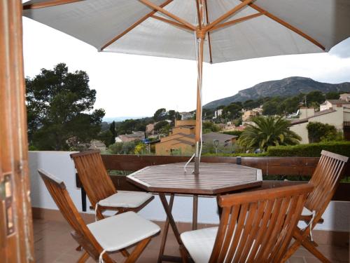 Maison familiale avec jardin privé, terrasse, BBQ et piscine commune à 4 km de la plage et du centre.