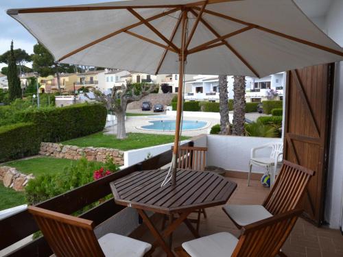 Maison familiale avec jardin privé, terrasse, BBQ et piscine commune à 4 km de la plage et du centre.