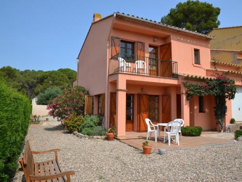 Villa avec Piscine Privée, Jardin Clôturé et Proche Plage- Idéale pour Familles!