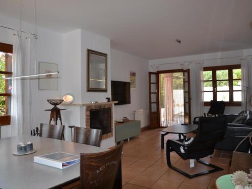Villa avec Piscine Privée, Jardin Clôturé et Proche Plage- Idéale pour Familles!