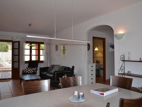 Villa avec Piscine Privée, Jardin Clôturé et Proche Plage- Idéale pour Familles!