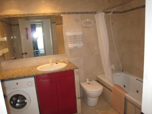 y baño con lavabo, aseo y bañera. en Apartamento L'Estartit, 2 dormitorios, 5 personas - ES-323-15, en L'Estartit