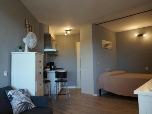 Cette petite chambre comprend un lit et une petite cuisine. dans l'établissement Apartamento L'Estartit, estudio, 2 personas - ES-323-19, à L'Estartit