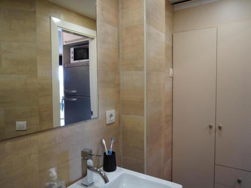 La salle de bains est pourvue d'un lavabo et d'un miroir. dans l'établissement Apartamento L'Estartit, estudio, 2 personas - ES-323-19, à L'Estartit