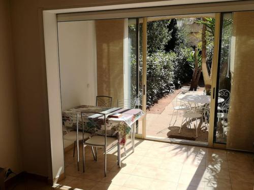 Cette chambre dispose d'une porte coulissante en verre donnant sur une terrasse. dans l'établissement Beautifull 2 rooms appt, closed all main sights!, à Saint-Raphaël