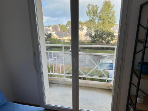 - une fenêtre dans une chambre avec vue sur la rue dans l'établissement STELLA MARIS, à Saint-Quay-Portrieux